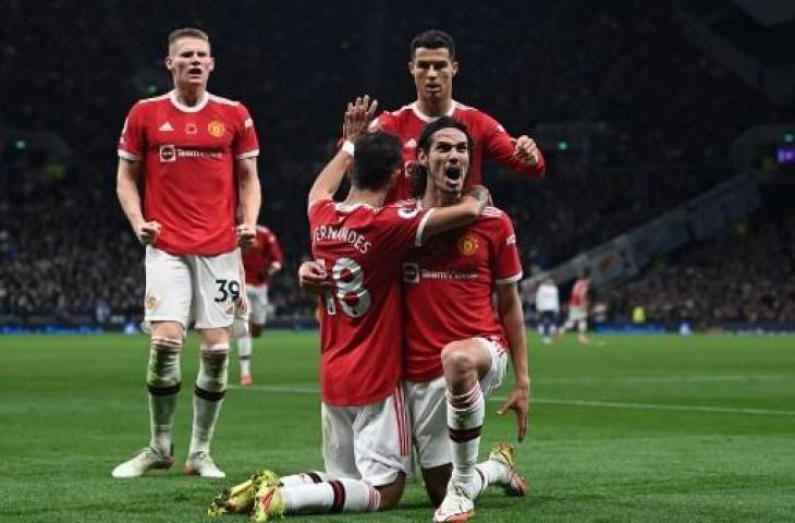 Selebrasi Edinson Cavani usai cetak gol saat Manchester United tumbangkan Tottenham Hotspur 3-0. (GLYN KIRK / AFP)