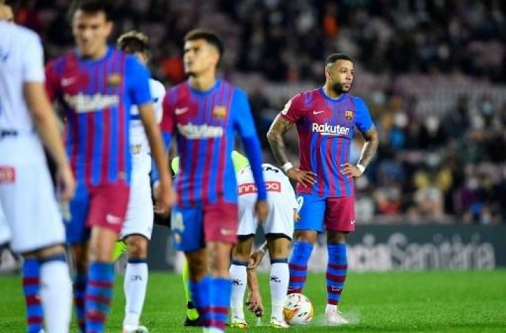 Ekspresi lesu Memphis Depay usai Barcelona ditahan imbang Alaves 1-1. (PAU BARRENA / AFP)