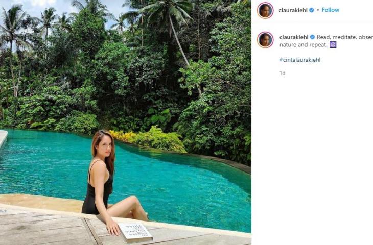 Cinta Laura sedang pose santai di pinggir kolam renang. (Instagram/claurakiehl)