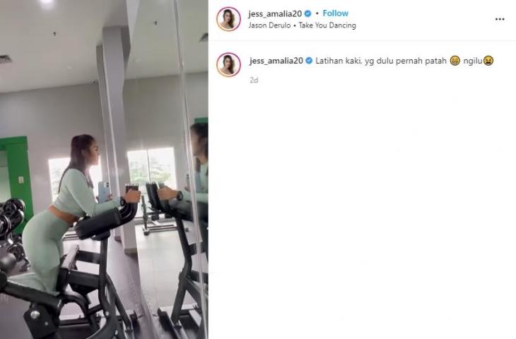 Jess Amalia melatih kakinya yang patah dengan ngegym. (Instagram/jess_amalia20)