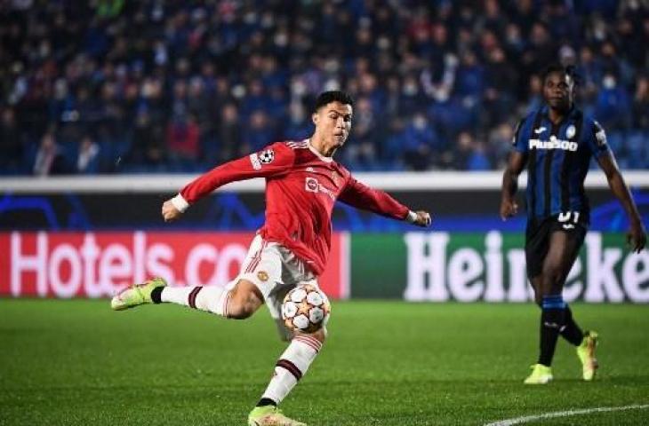 Momen Cristiano Ronaldo cetak gol saat Manchester United tahan imbang Atalanta 2-2 di Liga Champions. (MARCO BERTORELLO / AFP)