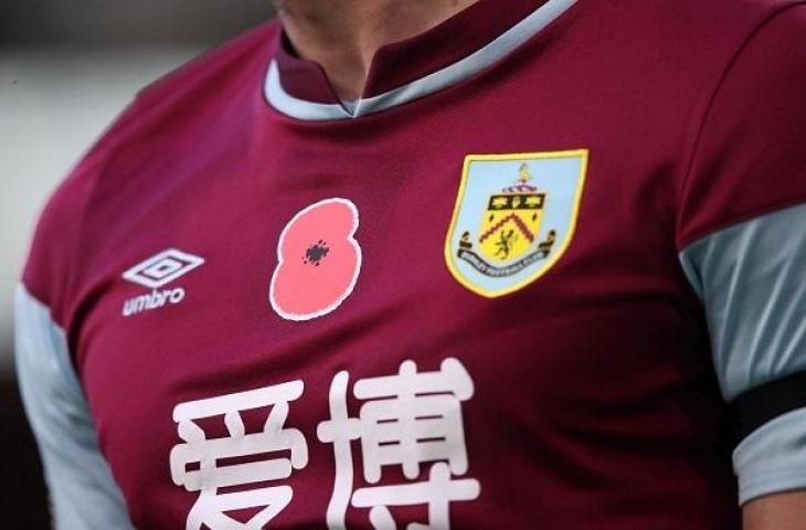 Lambang Bunga Poppy di jersey pemain Burnley, Chris Wood. (AFP/Alex Pantling)