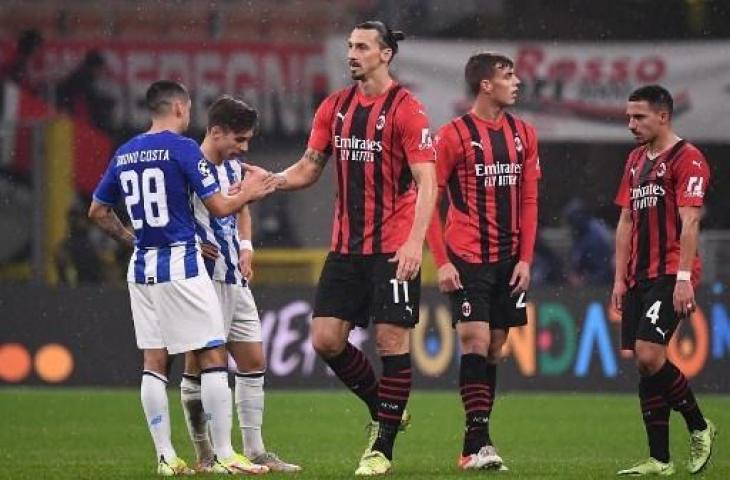 Wajah lesu Zlatan Ibrahimovic saat AC Milan ditahan imbang Porto 1-1 di Liga Champions. (MARCO BERTORELLO / AFP)