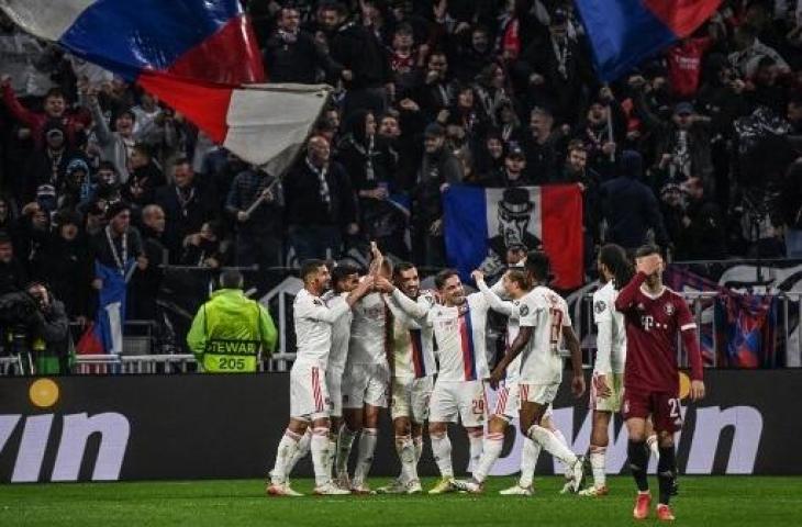 Para pemain Lyon melakukan selebrasi usai bobol gawang Sparta Praha di Liga Europa. (OLIVIER CHASSIGNOLE / AFP)