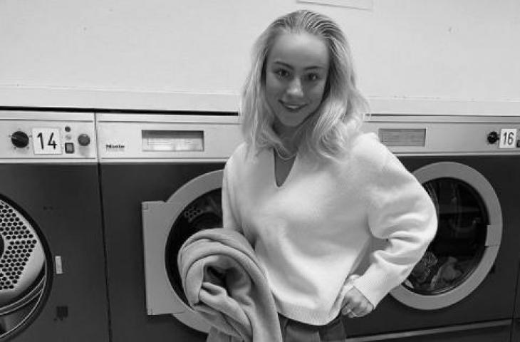 Alexandra Boje sedang di tempat laundry. (Instagram/alexandraboje)