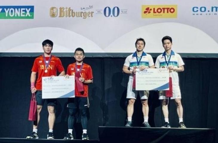 Ganda putra juara Hylo Open 2021 Marcus Fernaldi Gideon/Kevin Sanjaya Sukamuljo (kanan) dan runner up Leo Rolly Carnando/Daniel Marthin (kiri) berpose di atas podium di Saarbrucken, Jerman, Minggu (7/11/2021). ANTARA/HO-PP PBSI