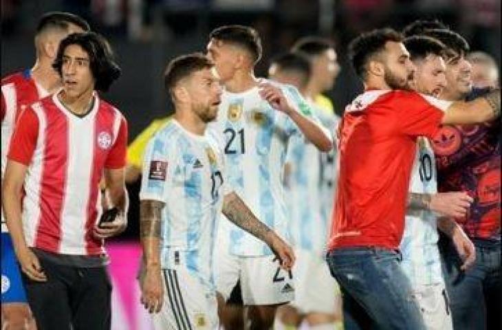 Samir Elizalde, seorang penyusup yang hendak foto dengan Lionel Messi. (Twitter/@ABCDeportes)