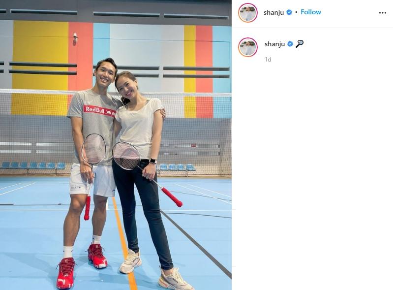 Jonatan Christie mesra usai main bulu tangkis bareng Shanju. (Instagram/shanju)