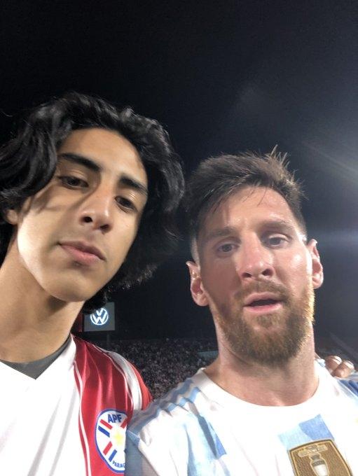 Samir Elizalde saat berfoto dengan Lionel Messi. (Twitter/@ABCDeportes)