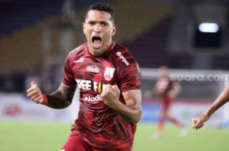 Striker Persis Solo, Beto Goncalves berselebrasi usai mencetak gol ke gawang Persijap Jepara dalam lanjutan Grup C Liga 2 2021 di Stadion Manahan, Selasa (9/11/2021). [Suara.com/Ronald Seger Prabowo]