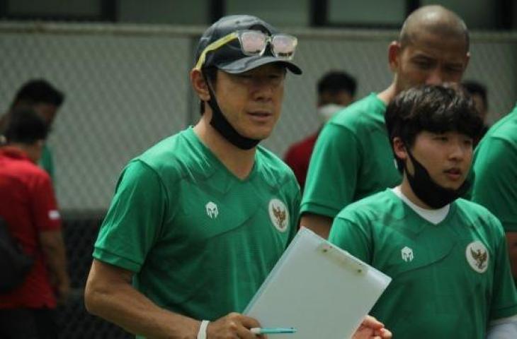 Pelatih Shin Tae-yong saat memantau skuad Timnas Indonesia U-18 menjalani internal game (dok. PSSI).