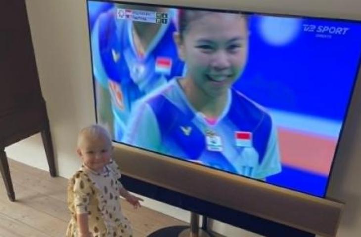 Putri Viktor Axelsen, Vega saat nonton Greysia Apriyani. (Twitter/@ViktorAxelsen)