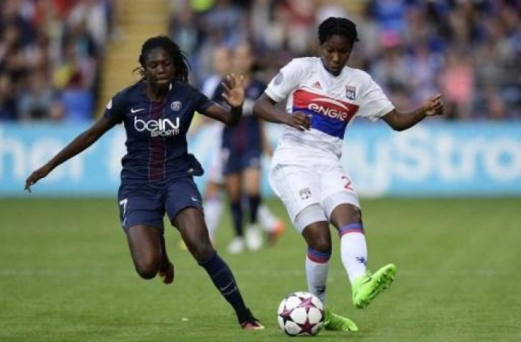 Pemain wanita PSG, Aminata Diallo (kiri). (JAVIER SORIANO / AFP)