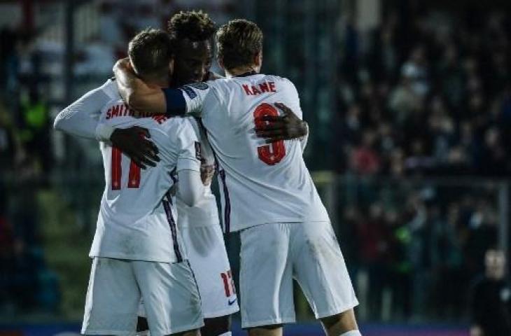 Pemain Timnas Inggris berselebrasi usai cetak gol ke gawang San Marino. (Filippo MONTEFORTE / AFP)