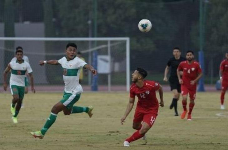 Penyerang Timnas Indonesia, Dedik Setiawan berebut bola dengan pemain Afghanistan Abdul Najim Haidary pada laga persahabatan internasional FIFA di Stadion Gloria, Antalya, Turki, Selasa (16/11/2021. (ANTARA/HO/PSSI)