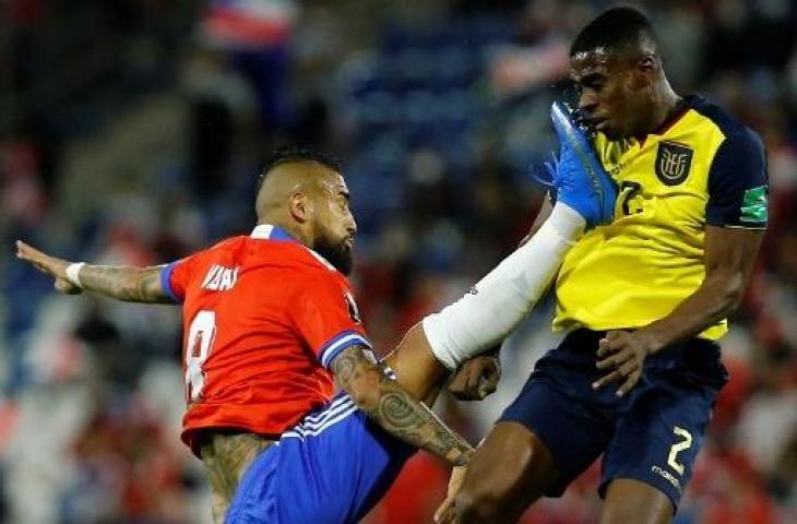 Arturo Vidal melakukan tendangan kungfu yang membuatnya dikartu merah wasit secara langsung. (Marcelo HERNANDEZ / POOL / AFP)