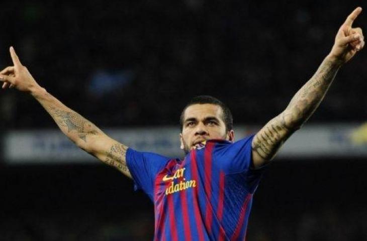 Dani Alves rayakan golnya bersama Barcelona [AFP]