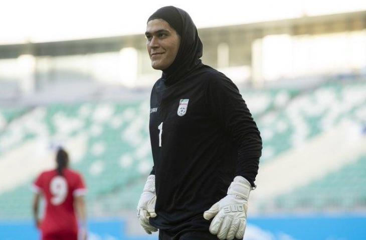 Kiper Timnas Putri Iran, Zohreh Koudaei. (Twitter/@HerSportDotIE)