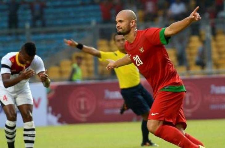 Pemain timnas Indonesia Sergio Van Dijk melakukan selebrasi seusai mencetak gol ke gawang Timor Leste di Stadion Utama Gelora Bung Karno, Jakarta, Selasa (11/11). ANTARA FOTO/Prasetyo Utomo