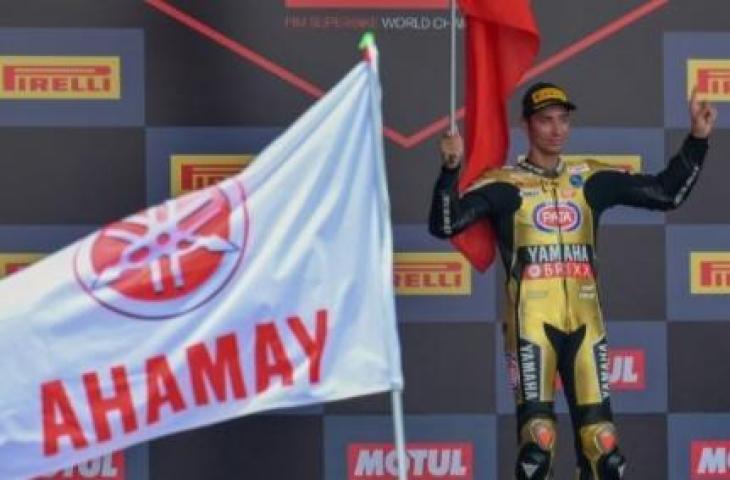 Pembalap Yamaha Toprak Razgatlioglu menyabet gelar juara WSBK 2021 di Sirkuit Mandalika, Minggu (21/11/2021). (Foto: AFP)