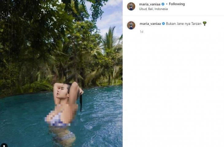 Maria Vania bagikan potretnya sedang berenang di kolam dengan nuansa alam. (Instagram/maria_vaniaa)