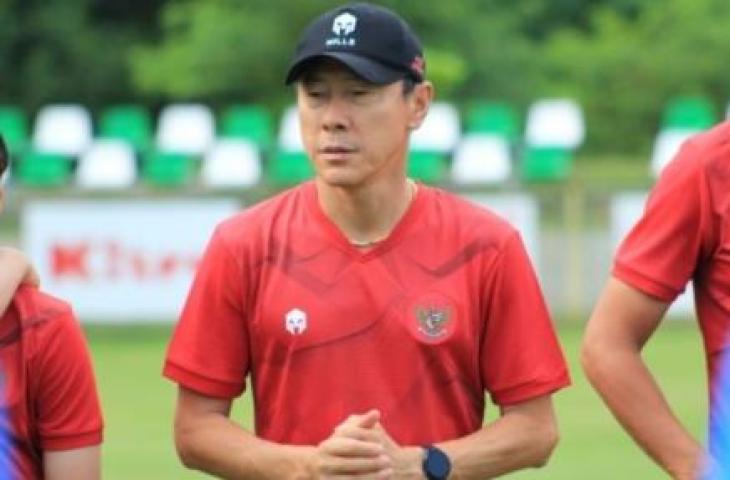 Pelatih Timnas Indonesia, Shin Tae-yong balutkan perban ke kaki Pratama Arhan. (dok. PSSI)