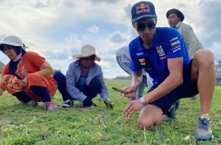 Pembalap Pata Yamaha, Toprak Razgatlioglu ikut ngarit di Sirkuit Mandalika. (Instagram/@toprak_tr54)