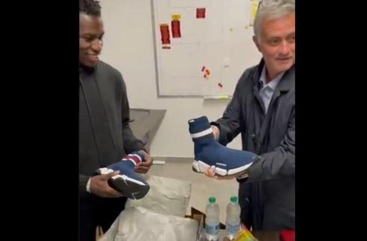 Momen Jose Mourinho memberikan sepatu mahal kepada wonderkid AS Roma, Felix Afena-Gyan. (Twitter)