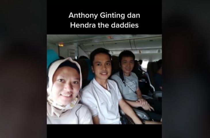 Wanita selfie bersama Anthony Ginting dan Hendra Setiawan. (TikTok/@lundiayu)