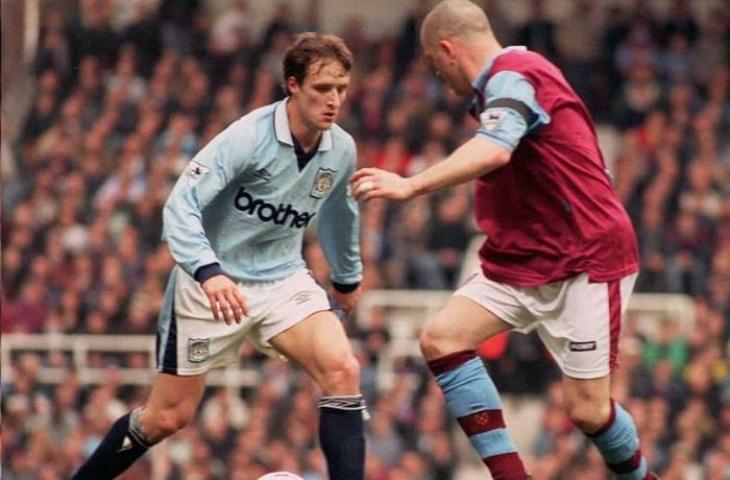 Pemain West Ham Julian Dick menghadang pemain Man City Nicky Summerbee. (AFP/Christine Boyd)