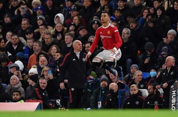 Cristiano Ronaldo tampil dari bangku cadangan menggantikan Jadon Sancho saat Manchester United bermain imbang lawang Chelsea. (BEN STANSALL / AFP)