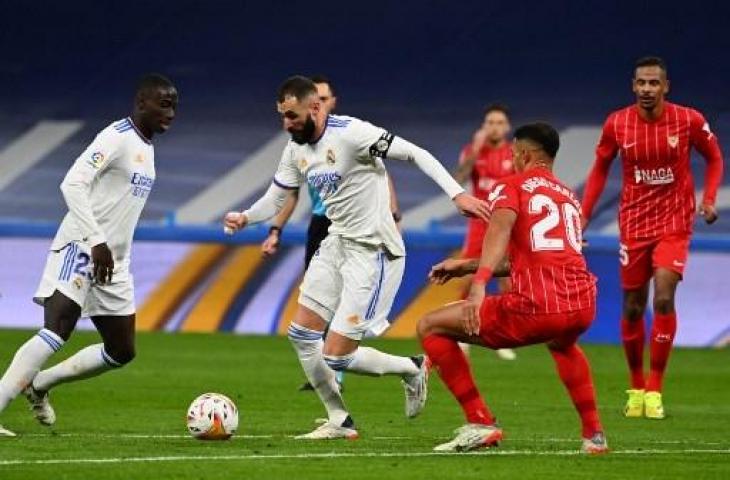 Aksi Karim Benzema saat Real Madrid kalahkan Sevilla dalam lanjutan Liga Spanyol. (GABRIEL BOUYS / AFP)