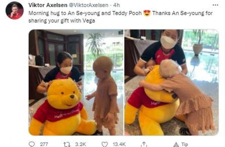 Pebulu tangkis Korsel berbagi hadiah dengan anak Viktor Axelsen. (Twitter)