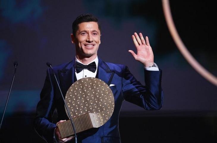 Pemain depan Bayern Munich asal Polandia, Robert Lewandowski melambai di atas panggung setelah dianugerahi penghargaan Striker of the Year pada upacara penghargaan Ballon d'Or France Football 2021 di Theater du Chatelet di Paris pada 29 November 2021. (FRANCK FIFE / AFP).