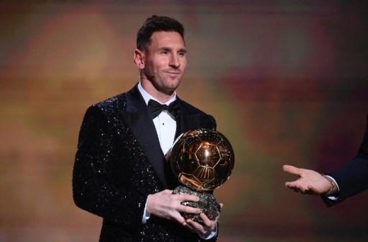 Lionel Messi memenangakan gelar Ballon d'Or ketujuh. (FRANCK FIFE / AFP)