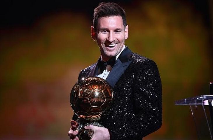 Penyerang Paris Saint-Germain asal Argentina Lionel Messi berpose setelah dianugerahi penghargaan Ballon d'Or pada acara penghargaan Ballon d'Or France Football 2021 di Theater du Chatelet di Paris pada 29 November 2021. (FRANCK FIFE / AFP)