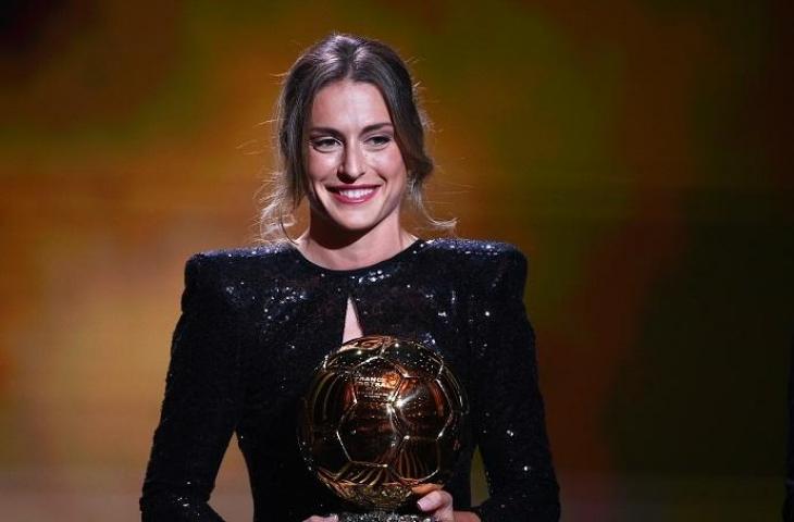 Pemain Barcelona, Alexia Putellas menyabet Ballon d'Or Wanita 2021 di Theater du Chatelet di Paris pada 29 November 2021. (FRANCK FIFE / AFP).