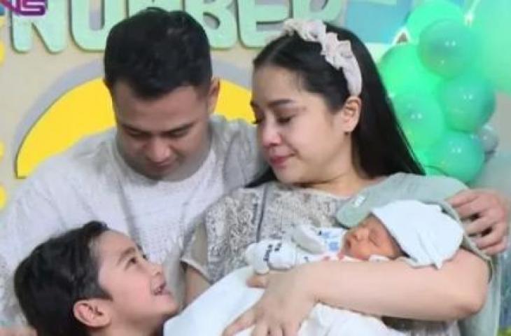 Raffi Ahmad dan Nagita Slavina mengenalkan putra keuda, Rayyanza Malik Ahmad. (YouTube/Rans Entertainment)