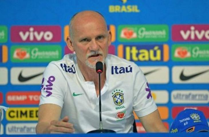 Mantan kiper Timnas Brasil, Claudio Taffarel. (CARL DE SOUZA / AFP)