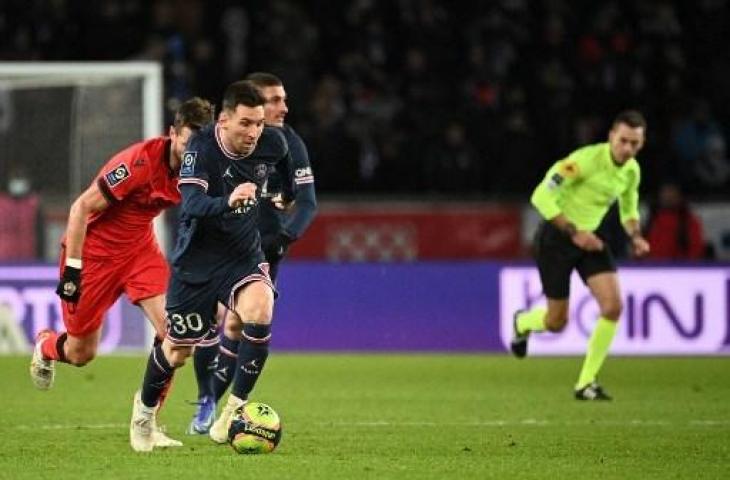 Aksi Lionel Messi saat Paris Saint-Germain ditahan imbang Nice 0-0. (ANNE-CHRISTINE POUJOULAT / AFP)