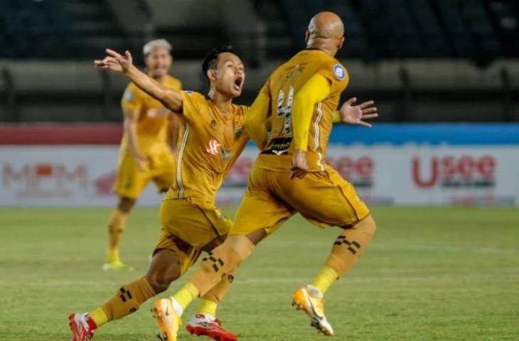 Pesepak bola Bhayangkara FC Sani Rizki (tengah) dan Anderson Salles (kanan) melakukan selebrasi usai mencetak gol ke gawang Persebaya Surabaya saat berlaga pada BRI Liga 1 di Stadion Si Jalak Harupat, Kabupaten Bandung, Jawa Barat, Jumat (24/9/2021). Bhayangkara FC menang tipis 1-0 atas Persebaya Surabaya. (ANTARA FOTO/Raisan Al Farisi/wsj)