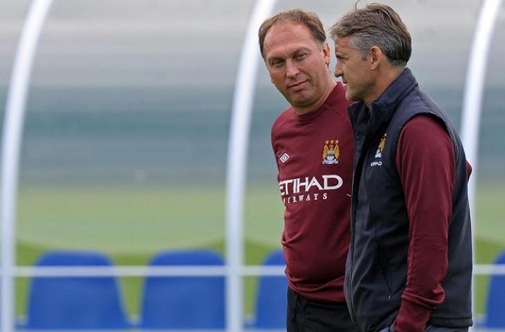 Mantan pemain Arsenal David Platt dan Roberto Mancini. (AFP/Paul Ellis)