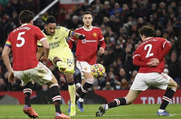 Penyerang Arsenal Pierre-Emerick Aubameyang gagal menjebol gawang Manchester United pada laga lanjutan Liga Inggris di Stadion Old Trafford, Jumat (3/12/2021) dini hari WIB. (AFP/Oli SCARFF)