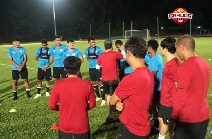 Shin Tae-yong menjewer satu pemain timnas Indonesia. (YouTube/PSSI)