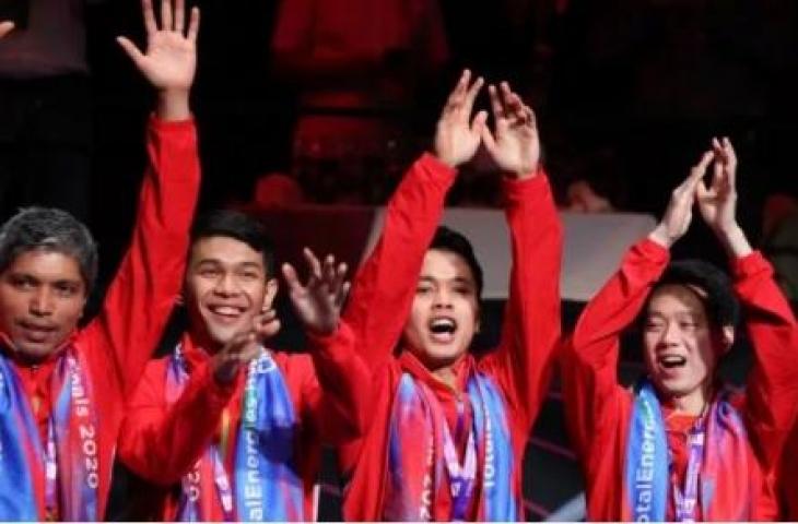 Arsip - Tim beregu putra Indonesia merayakan gelar juara Piala Thomas 2020 di saat bendera Merah Putih tidak boleh berkibar di podium kemenangan di Ceres Arena, Aarhus, Denmark, Minggu (17/10/2021) malam WIB. [Badminton Photo/BWF].