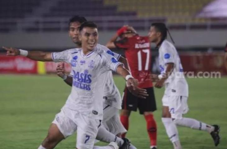 Striker Persijap Jepara Iqmal Nur Samsu merayakan gol ke gawang AHHA PS Pati dalam lanjutan Liga 2 Grup C di Stadion Manahan, Solo, Senin (11/10/2021). [Suara.com/Ronald Seger Prabowo]