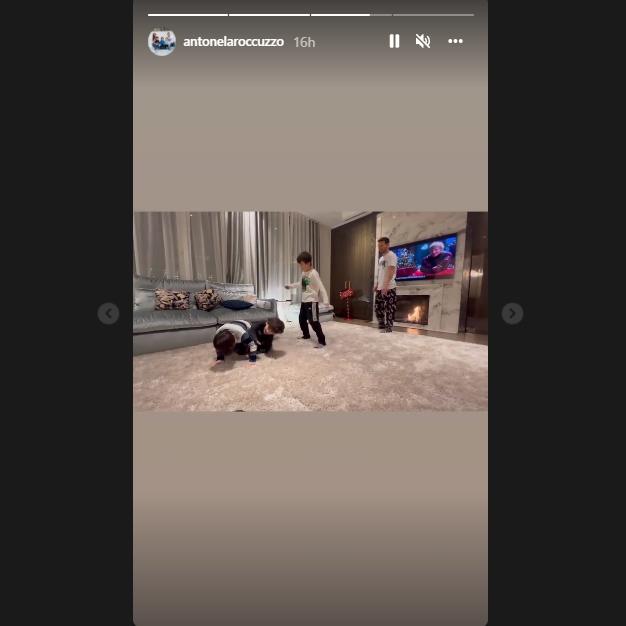 Momen Lionel Messi main sepak bola di dalam rumah bersama tiga anaknya. (Instagram/antonelaroccuzzo)