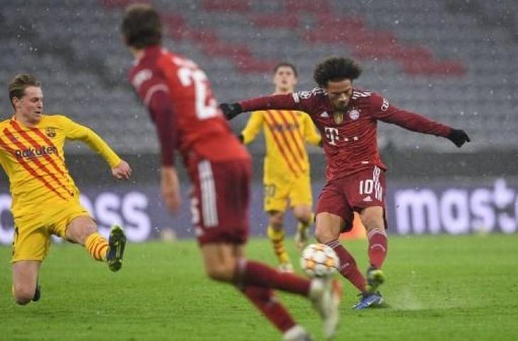 Aksi gelandang Bayern Munich, Leroy Sane bobol gawang Barcelona di Liga Champions. (CHRISTOF STACHE / AFP)