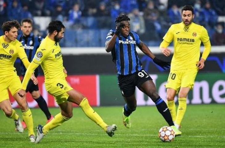 Penyerang Atalanta, Duvan Zapata saat dikepung pemain Villarreal dalam lanjutan Liga Champions. (ISABELLA BONOTTO / AFP)