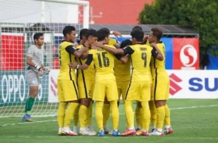 Para pemain timnas Malaysia saat merayakan gol dalam laga matchday pertama Grup B Piala AFF 2020 kontra Kamboja di Stadion Bisham, Singapura, Senin (6/12/2021). [AFF Suzuki Cup 2020]